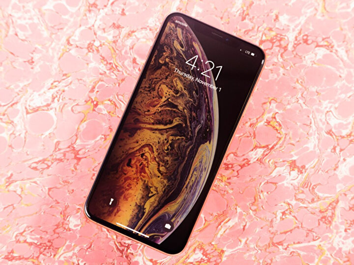 Yeni iPhone'larda arka yüzeyin buzlu cam olacağı iddia ediliyor.
