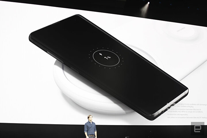 Galaxy S10 ailesinin önemli özelliklerinden biri de şarj paylaşım özelliği. Böylece şarj farklı cihazlara aktarılabiliyor. Fotoğraf: Engadget.