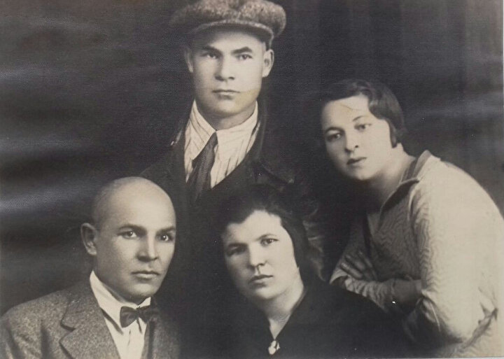 Kerim Hakimov ailesi ile birlikte: soldan birinci Kerim Hakimov, kardeşi Halık Hakimov; ortada ablası Magniya Hakimova ve hanımı Hatice Hakimova.