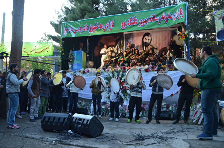 İran'da Yaresan tarikatının önemli isimlerinden olan Seyyid Halil Alinejad'ın öldürülmesinin 3. yıl döneminde Kirmanşah şehrinde gerçekleştirilen bir törenden.