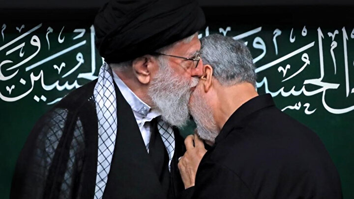 Hamaney, sağ kolu Süleymaniye'ye sevgisini ifade ederken.