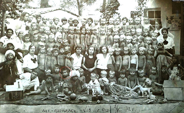 Cengiz Aytmatov (sol alt beşinci sıra) genellikle Rus çocukların okuduğu ana okulunda (5 yaşında, 1932)
