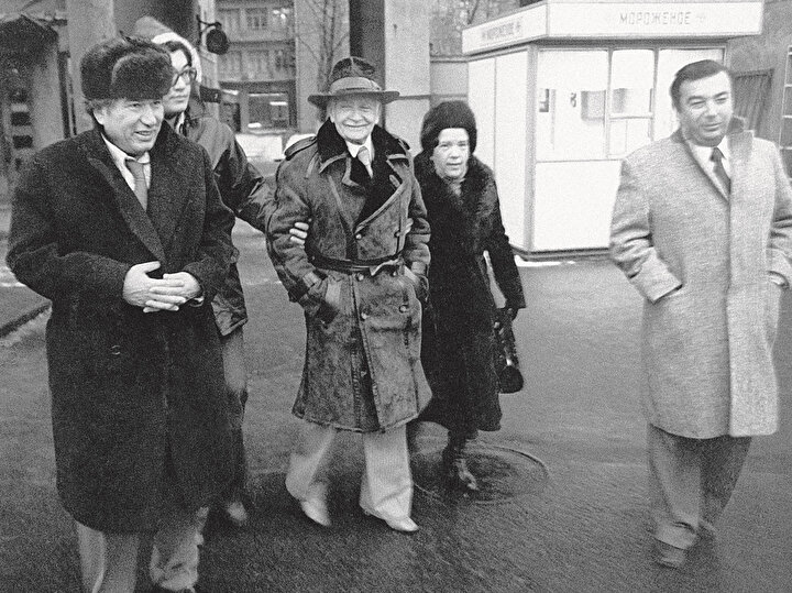 Soldan sağa Cengiz Aytmatov, oğlu Sancar, Luis Aragon, tercüman Tatyana Kudryavtseva, Doğu Araştırmaları Enstitüsü Müdürü, SSCB Bilimler Akademisi başkanı Yevgeny Primakov.