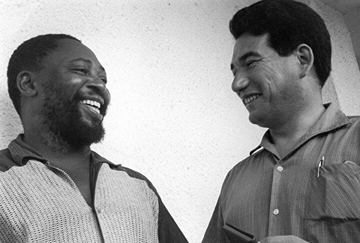 Cengiz Aytmatov Asya ve Afrika halklarının dayanışma konferansında Güney Afrika heyeti üyelerinde A. Makivane ile görüşünden.