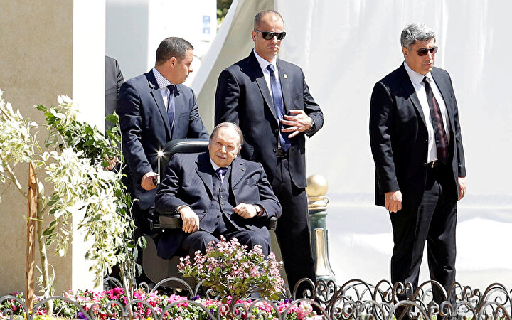 Buteflika, 2013'ten bu yana tekerlekli sandalyeye mahkum yaşıyor.