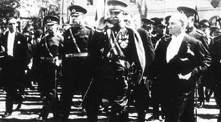 Rızâ Şah Pehlevî’nin 1934 yılında Türkiye’ye yaptığı ziyarette Mustafa Kemal ile birlikte aynı karede yer aldığı fotoğrafı.