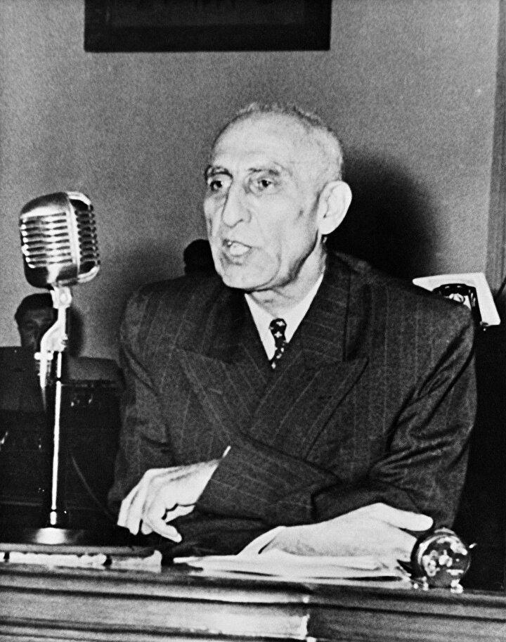 İran Başbakanı Muhammed Musaddık, bir konferans sırasında, 1951.