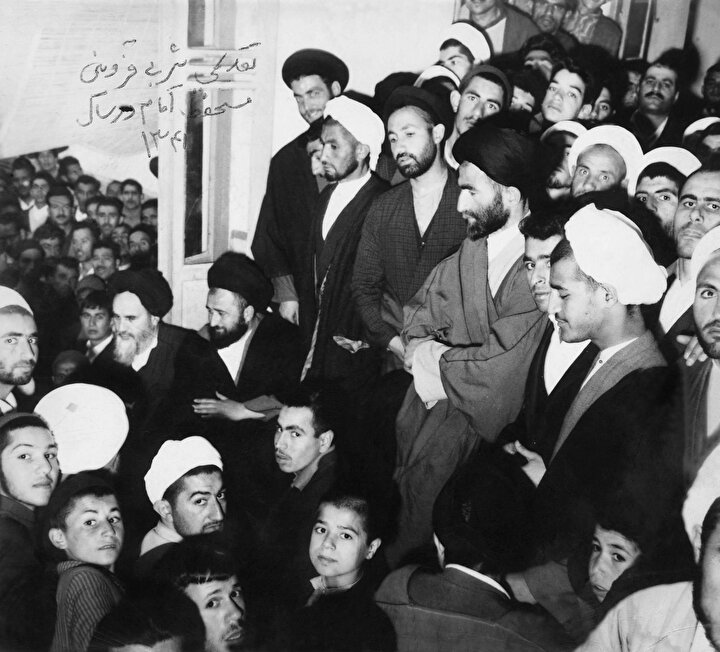 Humeynî’nin Kum’daki evi serbest bırakılmasının ardından ziyaretçi akınına uğrar.
