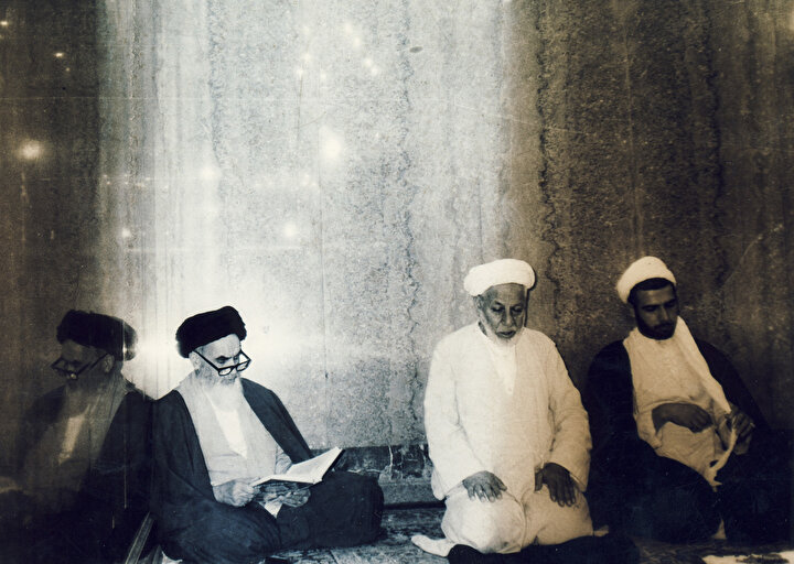 Humeynî’nin Necef’te bulunduğu yıllarda çekilmiş bir fotoğrafı.