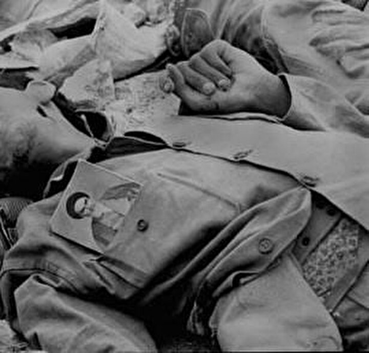 İran – Irak Savaşı’nda hayatını kaybeden çocuk yaşta bir asker. Cebinde Humeynî’nin fotoğrafı.