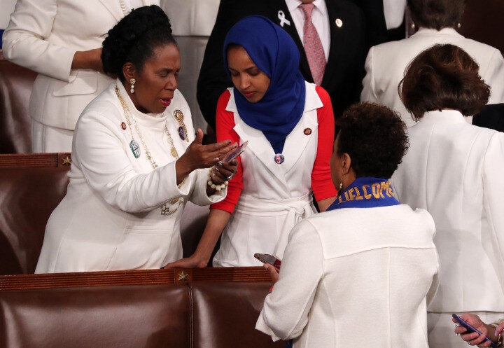 Ilhan Omar Temsilciler Meclisi'nde görünüyor.