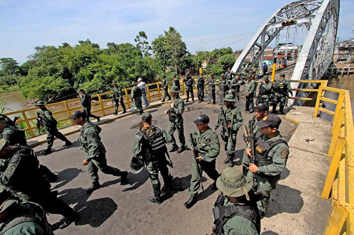 Venezuela Bolivarcı Ulusal Muhafız (GNB) birimi mensupları göz yaşartıcı gaz ve aralıklarla plastik mermi kullanarak saldırganlara karşılık vermişti.
