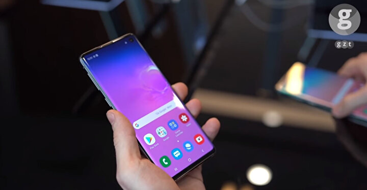 Samsung Galaxy S10, 6.1 inç'lik dinamik AMOLED ekranı, 3040 x 1440 piksel ekranı, Qualcomm Snapdragon 855 yonga seti ve üç arka kamerasıyla ön plana çıkıyor.
