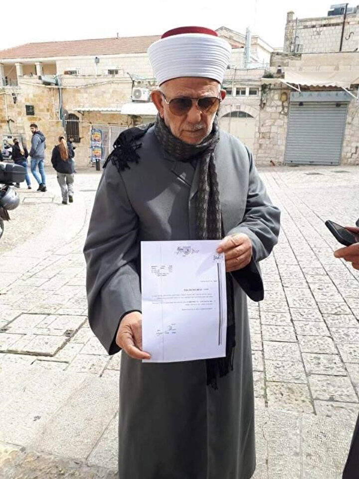 Şeyh Abdulazim Selheb, kendisine tebliğ edilen yasak kararını basın mensuplarına gösterirken...
