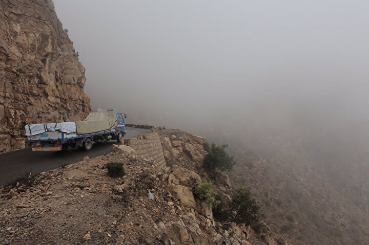 Çatışmalardan dolayı kapalı olan ana yol yerine kullanılan, Aden ile Taiz’i bağlayan dağ yolu.