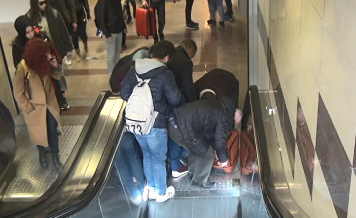 Hikmet Karagöz'ü vatandaşlar kaldırmaya çalıştı.