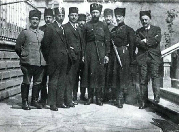 Haydar Bammat ( sağdan ikinci) Kuzey Kafkasya Cumhuriyeti hükumet temsilcileri ile birlikte Trabzon Konferansı'nda. (11 Mayıs 1918)