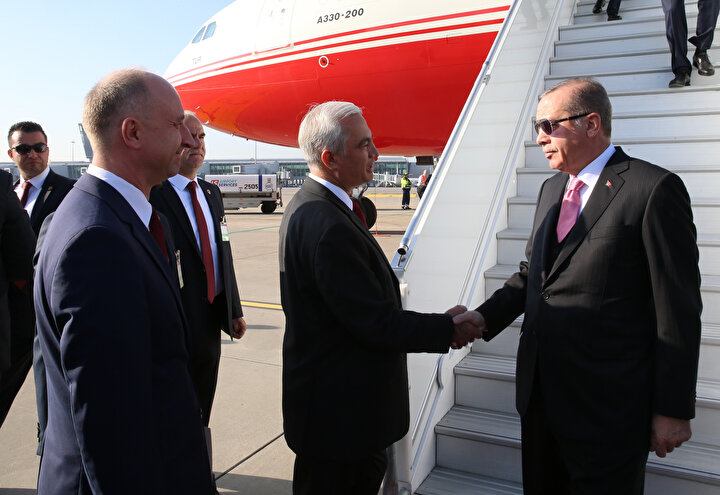 Cumhurbaşkanı Recep Tayyip Erdoğan’ın 2017’de ziyaret ettiği Polonya'da karşılayanlar Büyükelçi Tahsin Tunç Üğdül de bulunuyordu.