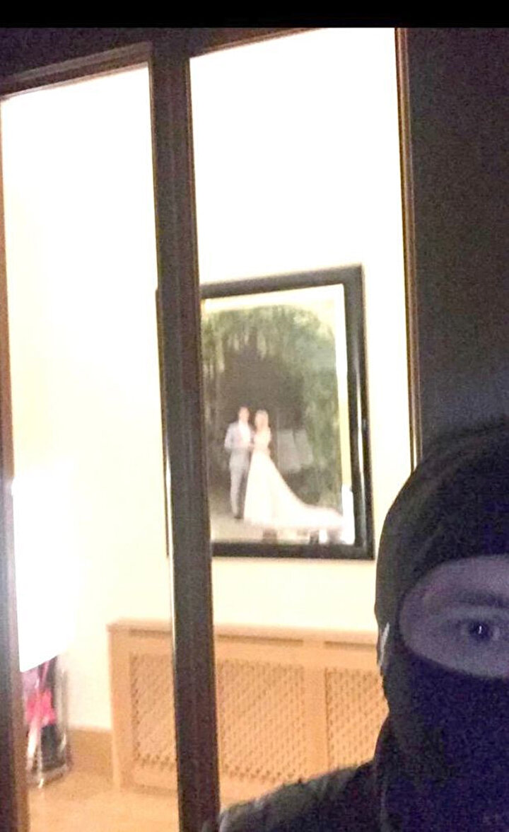 Yüzü maskeli bir adamın, pencerenin önünde selfie yaptığı bu fotoğrafın olay gecesi çekildiği iddia ediliyor.