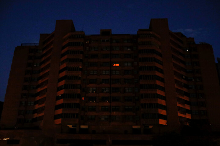 Başkent Caracas'ın bazı noktalarına elektrik verildi.