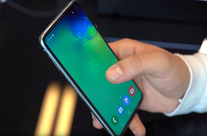 Samsung Galaxy S10e, Galaxy S10 ailesinin en ucuz üyesi. Fakat Samsung'un fiyat anlamında bunun altında kalan yeni bir telefon tasarlayacağı söyleniyor.