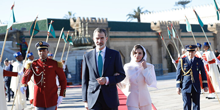 Kral Felipe ve eşi Kraliçe Letizia, Rabat'ta Kral Beşinci Muhammed Mozolesi'ni ziyaretten çıkışta.