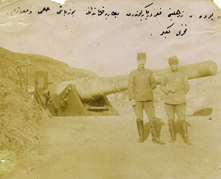 Fransız Bouvet zırhlısını batıran top ve Batarya Komutanı Yüzbaşı Hilmi ve Teğmen Fahri.