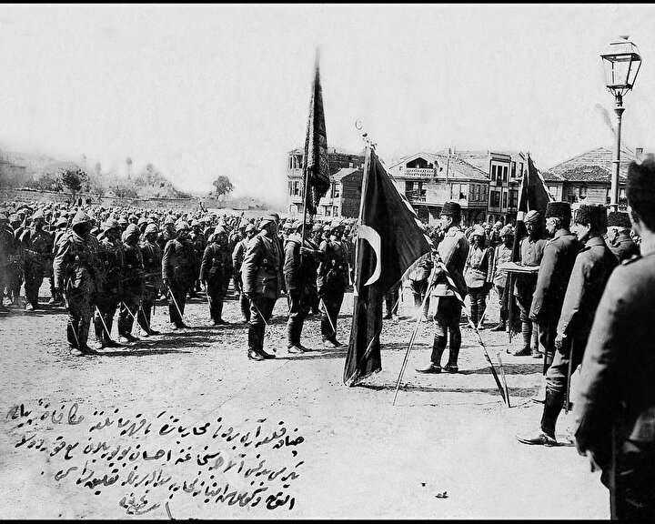 Arıburnu muharebelerindeki kahramanlıklarından dolayı 27'nci Piyade Alayı Sancağına Altın ve Gümüş İmtiyaz Muharebe Madalyalarının Takılması Merasimi