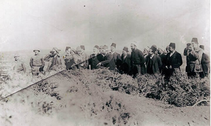 Anafartalar Kumandanı Mustafa Kemal, İstanbul'dan gelen bir yazarlar heyetine muharebe sahasını anlatırken