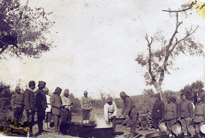 Askerlere yemek dağıtımı