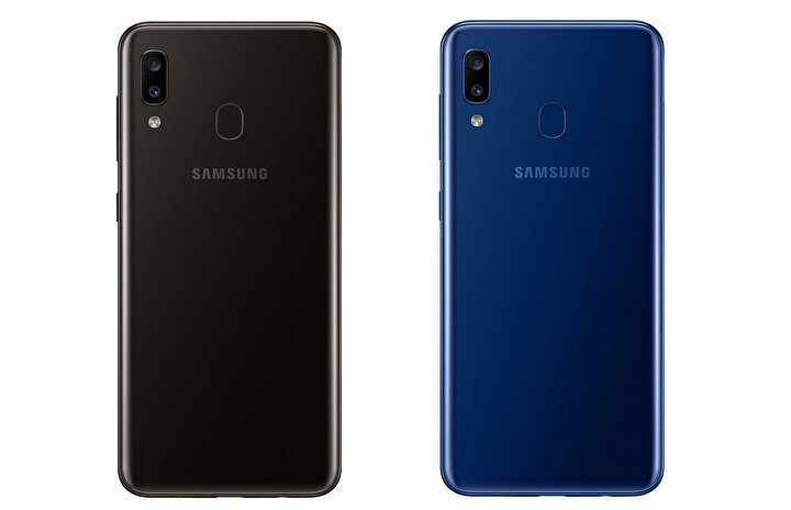 Samsung Galaxy A20'nin arkasında alt alta dizilen kameralar ve flaşın haricinde bir de parmak izi okuyucu yer alıyor.