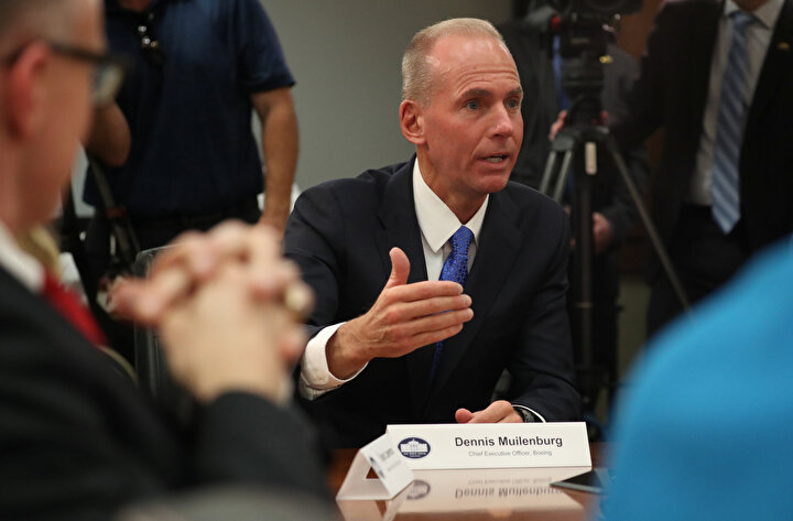 BoeingCEO'su Dennis Muilenburg bir konuşma esnasında görünüyor.