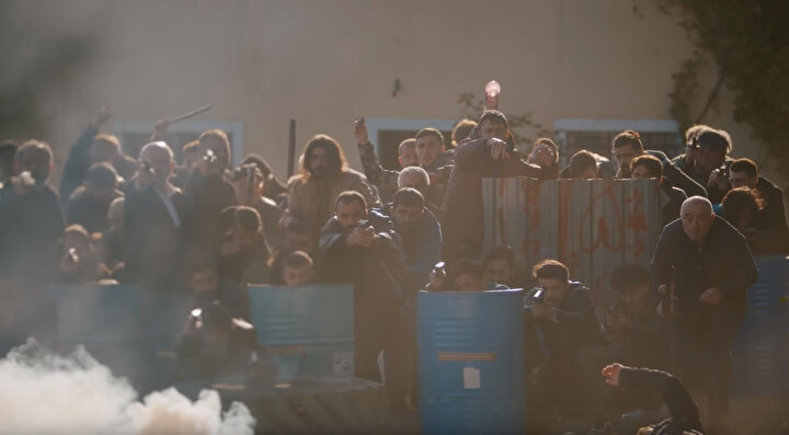 Çukur'un son bölümünde genç yaşlı herkesin elinde bir silahla çatışmaya dahil olduğu o sahneler.