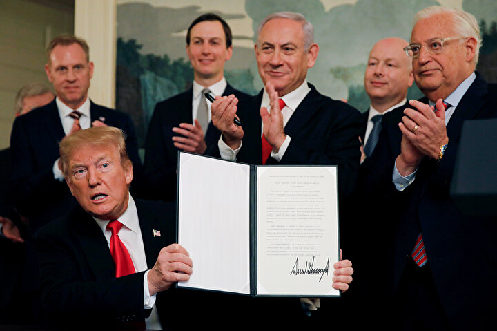 Donald Trump, imza sonrası Netanyahu ile kameralara poz verdi.