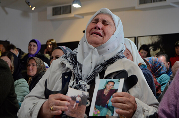 Srebrenitsa Katliamı'nda hayatını kaybedenlerin yakınları.