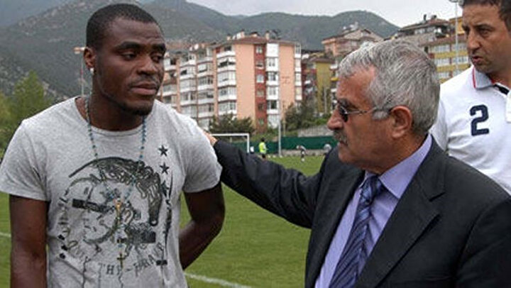 Eski başkan Ferudun Tankut, takımın golcüsü Emenike ile birlikte.