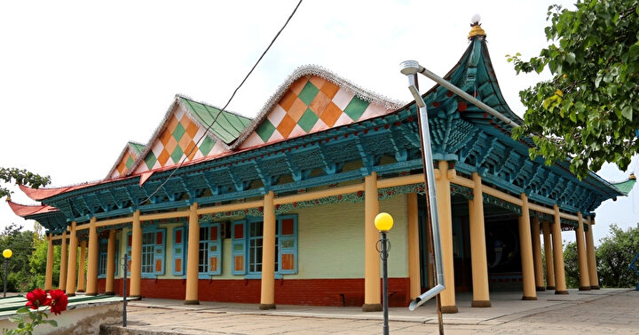 Kırgızistan'ın Karakol şehrinde, 1800'lerin sonunda Çin'deki baskıdan kaçarak Rusya topraklarına sığınan Çinli Müslümanlara -Dunganlar- ait İbrahim Hacı Camii... Caminin çevre düzenlemesi 2016'da TİKA tarafından yapılmıştır.