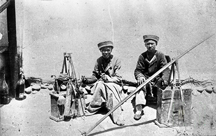 Kırgızistan Bişkek'teki tabak çanak tamircisi Dunganlar. (Yıl:1900)