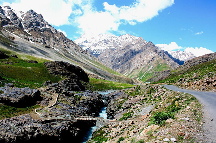 Doğal güzelliği ve yer altı kaynaklarının zenginliği ile bilinen Keşmir, uzun yıllardır Pakistan ve Hindistan arasında gerginliğe sebep oluyor.
