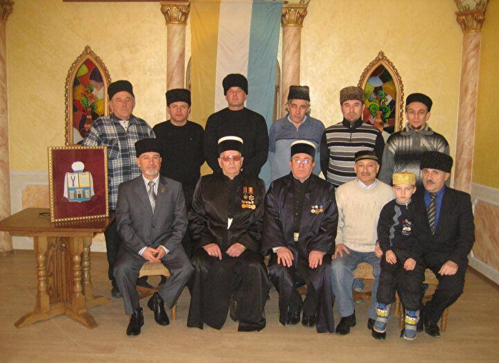 Kırım'daki Karay Türk Yahudilerinin en belirgin fiziksel tanımlamalarından birisi başlarına koydukları Kafkas Kalpağı diye bilinen kalpaktır.