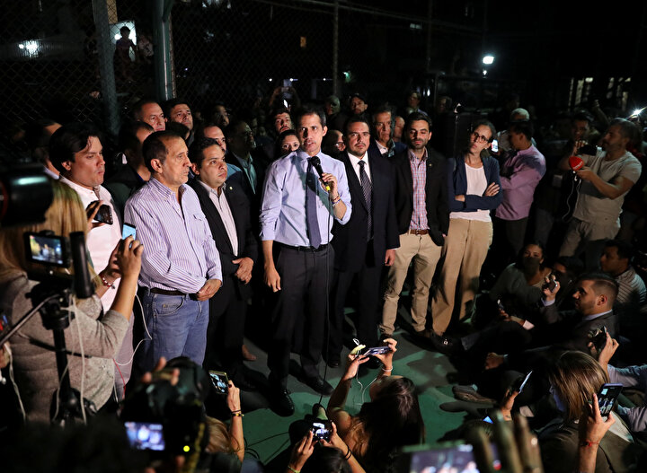 Juan Guaido konuşma yaparken görünüyor.