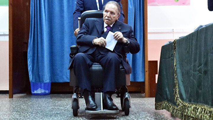 Abdulaziz Buteflika, 2013'te geçirdiği felcin ardından fiziksel sıkıntılar yaşıyordu.