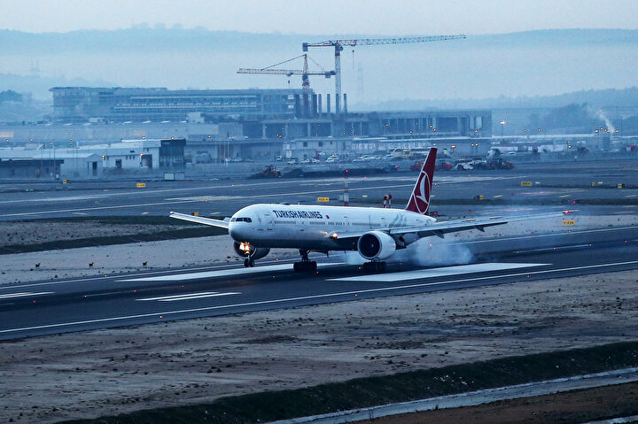 Türk Hava Yolları'nın Atatürk Havalimanı'ndan İstanbul Havalimanı'na boş uçakları gelmeye başladı.