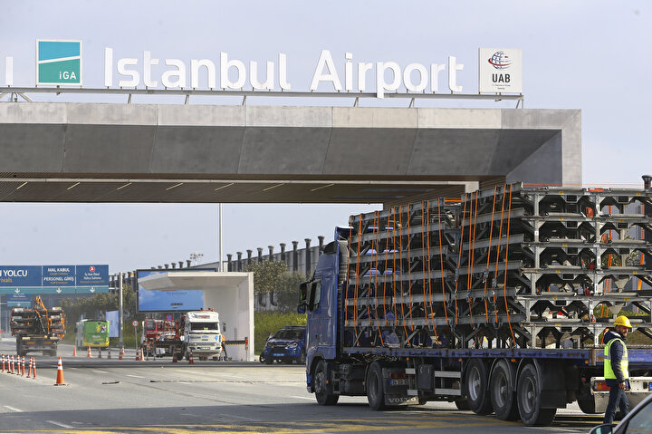 Atatürk Havalimanı'ndan THY'ye ait malzeme ve araçları İstanbul Havalimanı'na nakleden ilk tırlar, yeni havalimanına ulaştı.