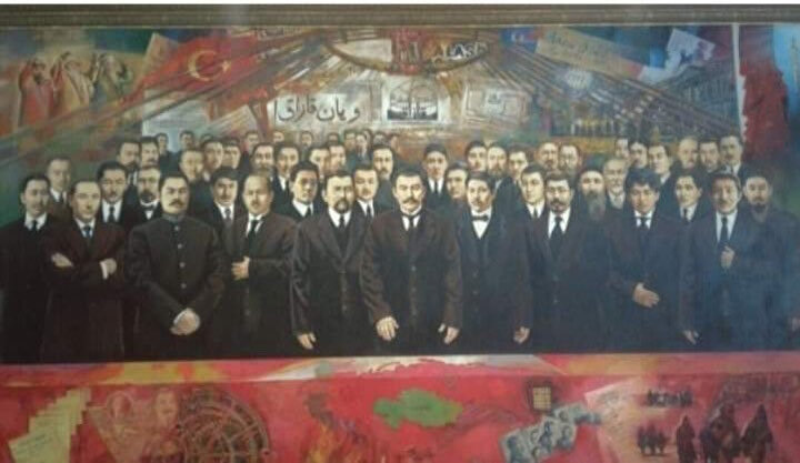 Kazak çadırı önünde, Alaş Orda aydınları. Arap harfleriyle (O zamanki Rus ve Çin komünist emperyalizmine karşı) “Uyan Kazak” yazıyor.
