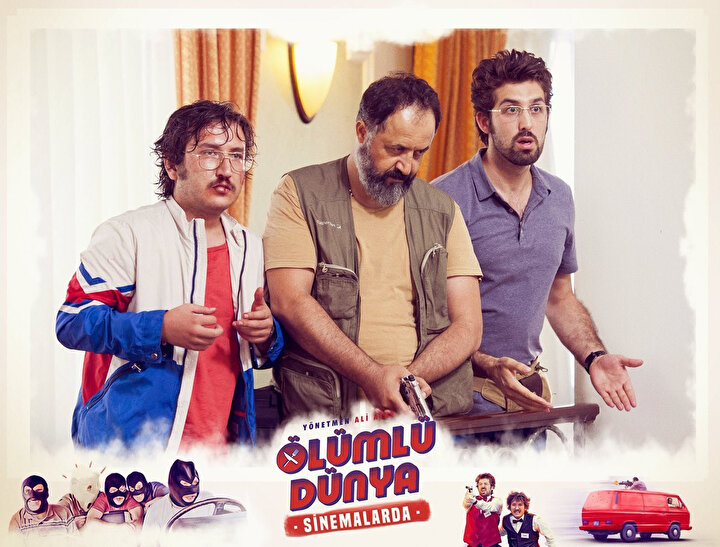Geçtiğimiz yıl sinemalarda en sevilen komedi filmlerinden olmayı başaran Ölümlü Dünya filminin senaryosunu kaleme alan muhteşem üçlü yeni bir film için kolları sıvadı.