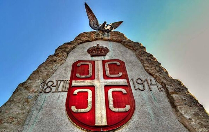 ''4S'' olarak da bilinen ''Sadece Birleşme Sırpları Korur'' (Only Unity Saves the Serbs) anlamını taşıyan sembol.