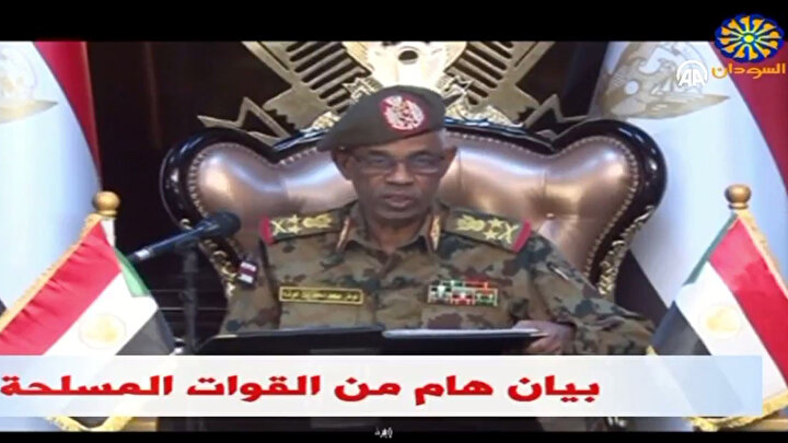 Sudan devlet televizyonundan darbe bildirisini okuyan Savunma Bakanı Awad İbni Ouf.