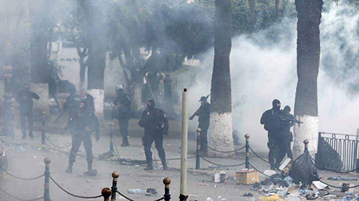 Göstericilere göz yaşartıcı gazla polis müdahalesi.
