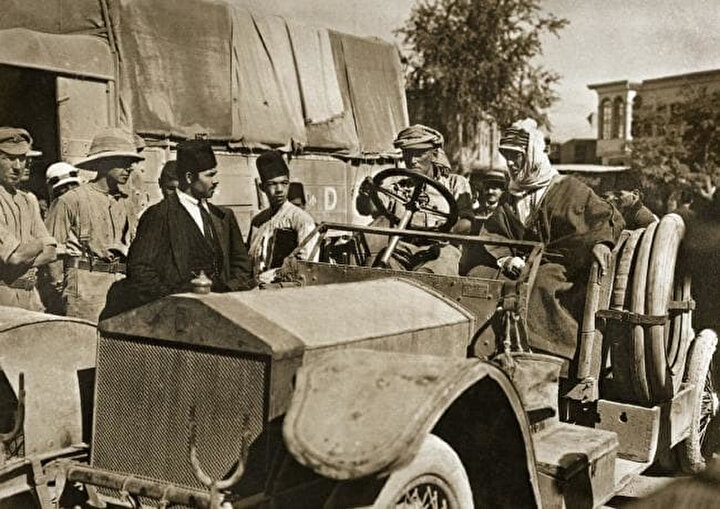 Osmanlı İmparatorluğu'nun yıkılışında büyük rolü bulunan İngiliz ajan Thomas Edward Lawrence (aracın üstünde, sağda), Şam'a girerken, 1918.